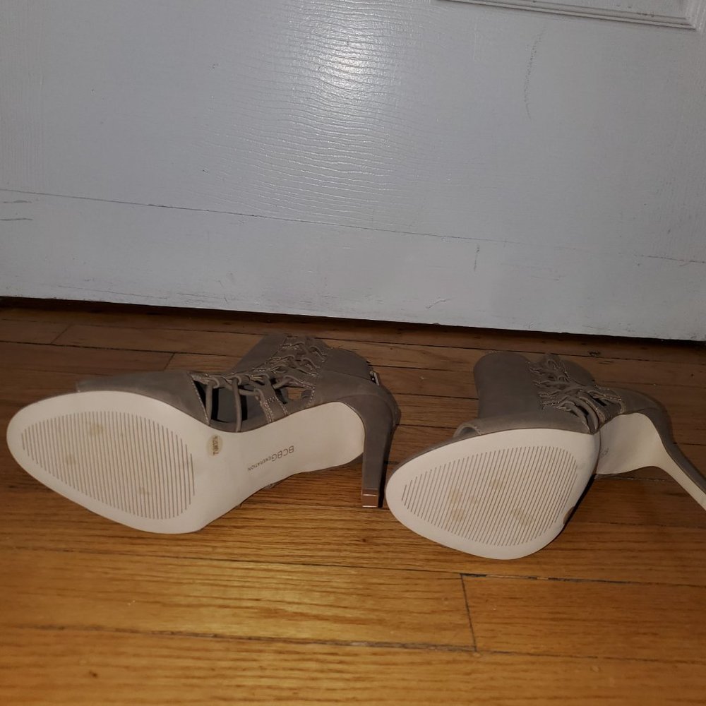 BCBGeneration Taupe Gladiator Shoes - 7.5 - Picture 5 of 6